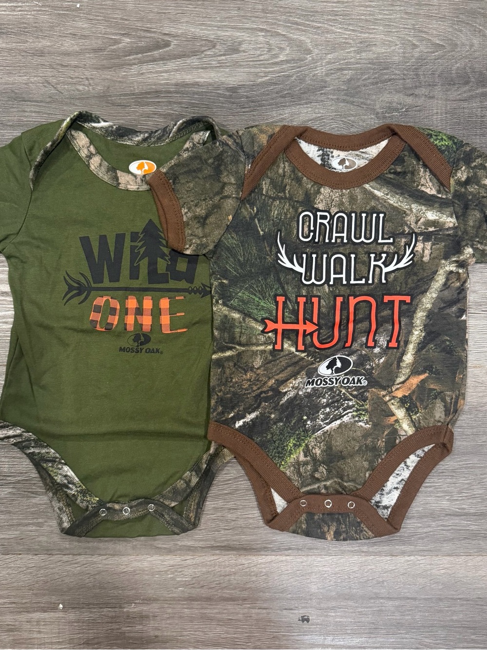 Mossy Oak Baby Bodysuit Lot of 2 Camo Green Short Sleeve Hunting Size 6-9 Months